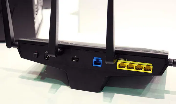 Behind, there's a USB 2.0 port, a single Gigabit Ethernet WAN port and four Gigabit Ethernet LAN ports.