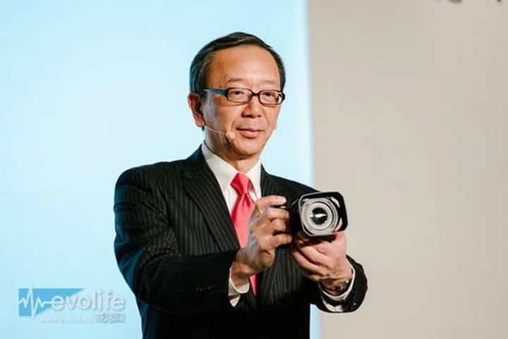 Canon China President & CEO Hideki Ozawa showing off the new camera.