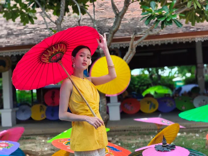 After using AI Eraser 2.0. Photobombers were replaced with paper umbrellas.