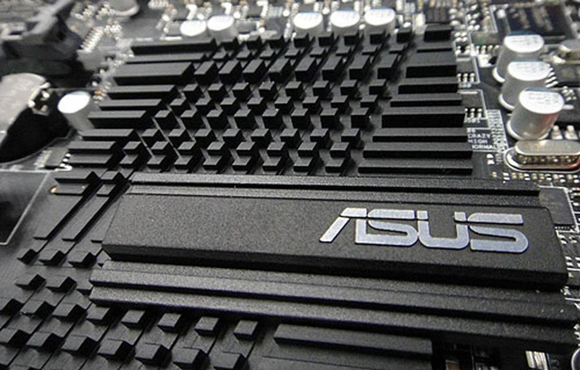 The distinctive, Lego-like design on the heat sink is something we are quite familiar with.