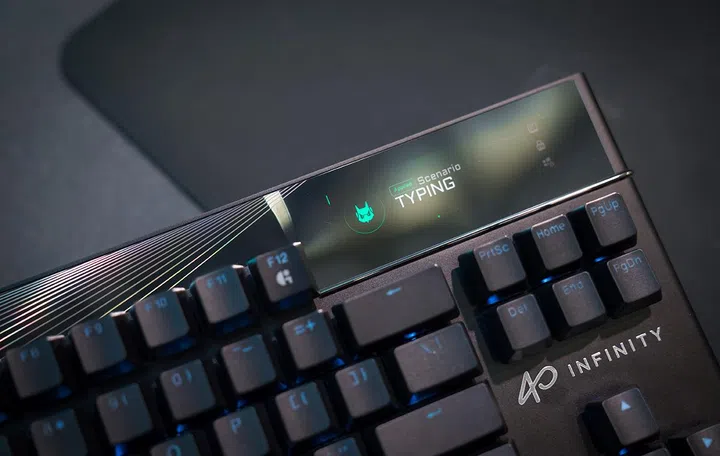 The Aorus K10 Infinity features a multi-function 3.1-inch OLED touchscreen.