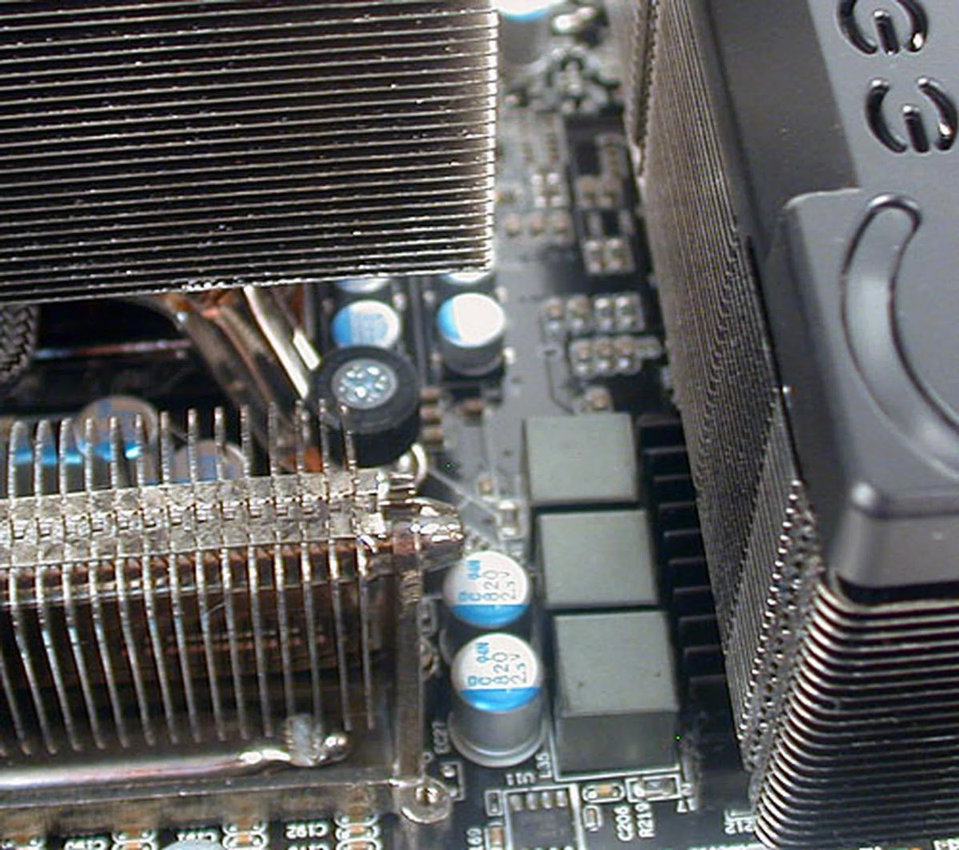 It was difficult to install Intel's stock cooler with the EVGA's chipset cooler so near to it. At least EVGA can claim that Intel released such a cooler after their own board has been out for quite a while.
