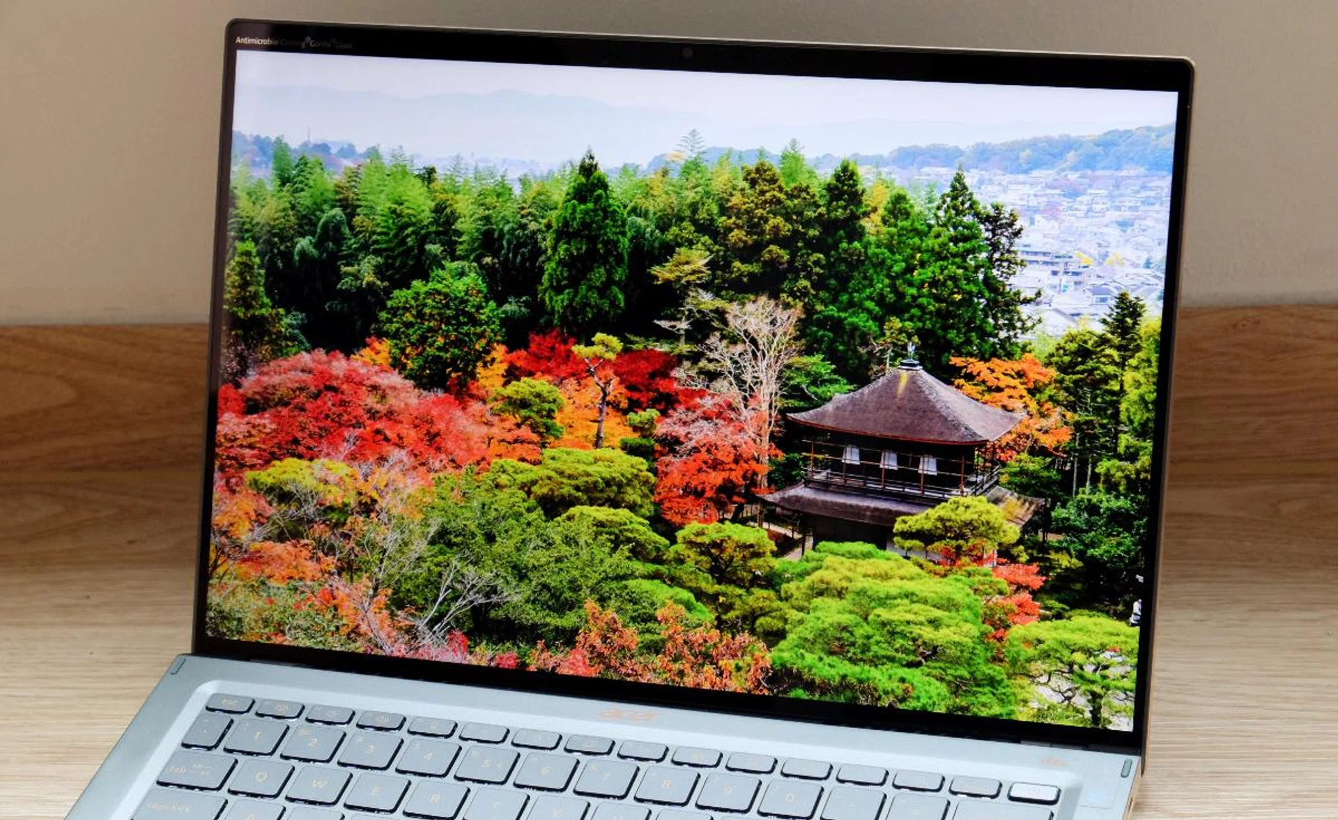 The display might not be OLED but it still looks sharp and colours look vibrant.