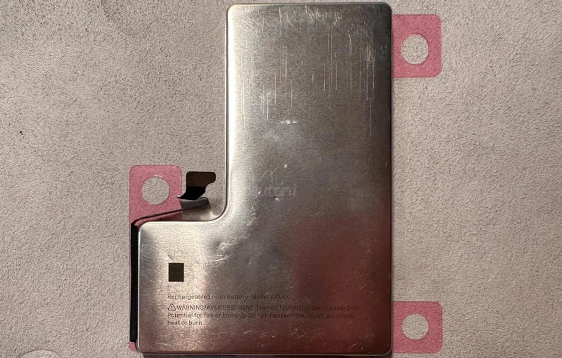 Purported Apple iPhone 16 Pro battery with frosted metal shell and a redesigned connector Photo: @KosutamiSan