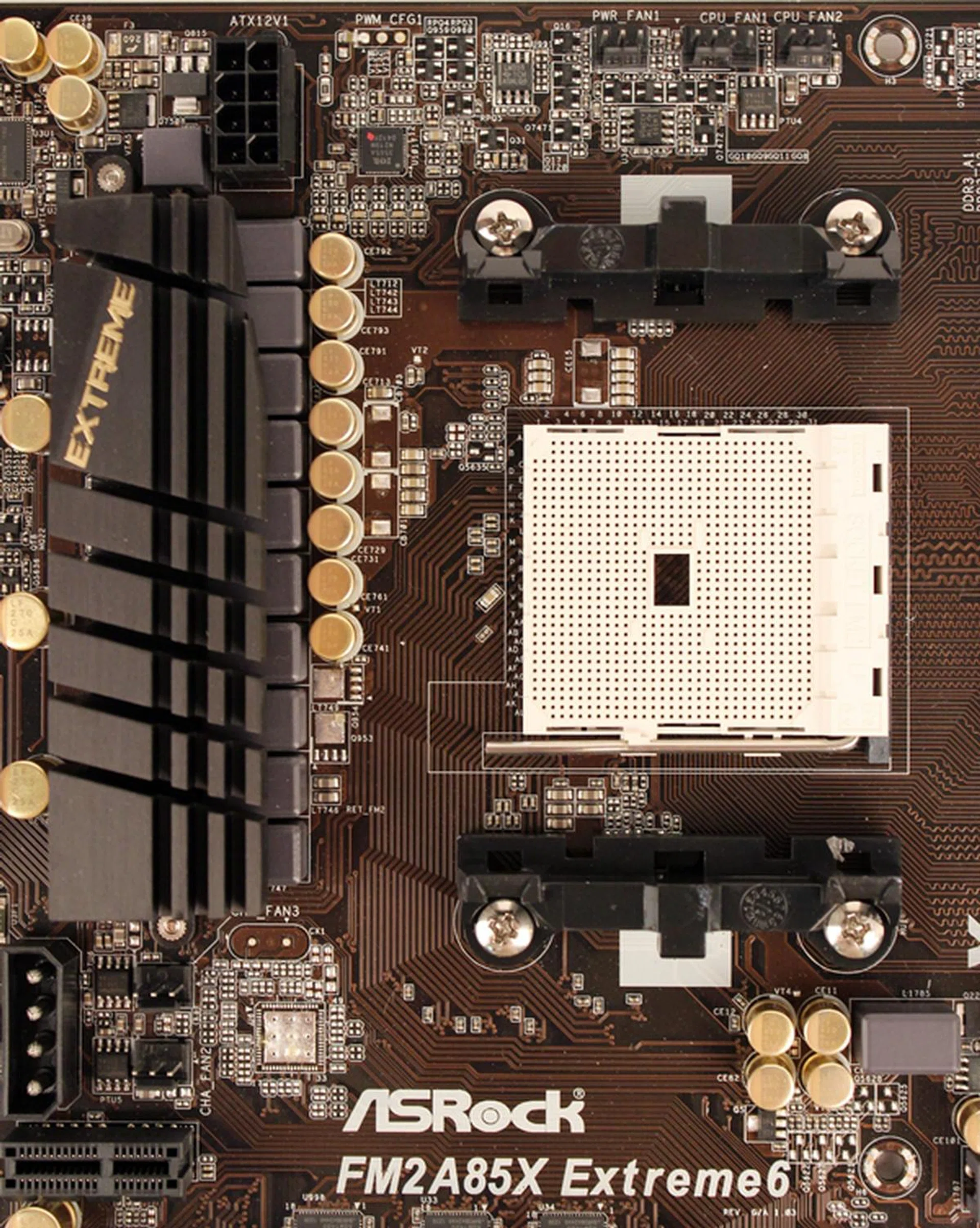 The lone heatsink provides passive cooling to the VRM components of the CPU; without the presence of a second VRM heatsink, the vicinity of the FM2 socket appears uncluttered.