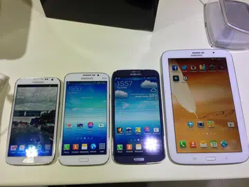 From left to right: Samsung Galaxy Note II, Samsung Galaxy Mega 5.8, Samsung Galaxy Mega 6.3, Samsung Galaxy Note 8.0.
