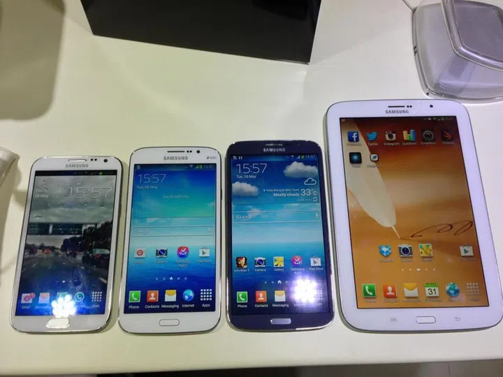 From left to right: Samsung Galaxy Note II, Samsung Galaxy Mega 5.8, Samsung Galaxy Mega 6.3, Samsung Galaxy Note 8.0.