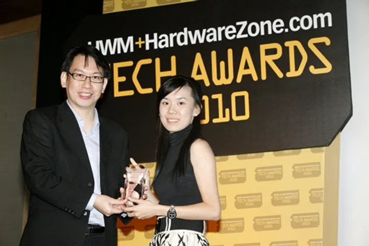 Eugene Low, Deputy Managing Director, SPH Magazines, seen here with Ms. Wendy Lee, Trade Marketing Specialist, MMD Singapore Pte Ltd (on behalf of Philips). The Philips 240B1CB monitor won an Editor's Choice Award, under the category of Best Full HD 24-inch LCD Monitor.