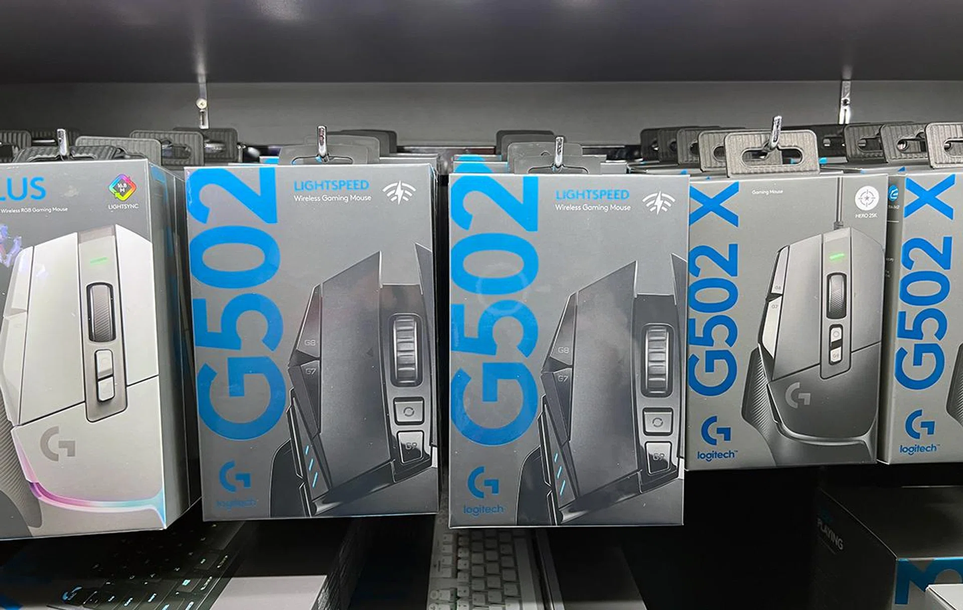 Logitech G502 Lightspeed (centre).