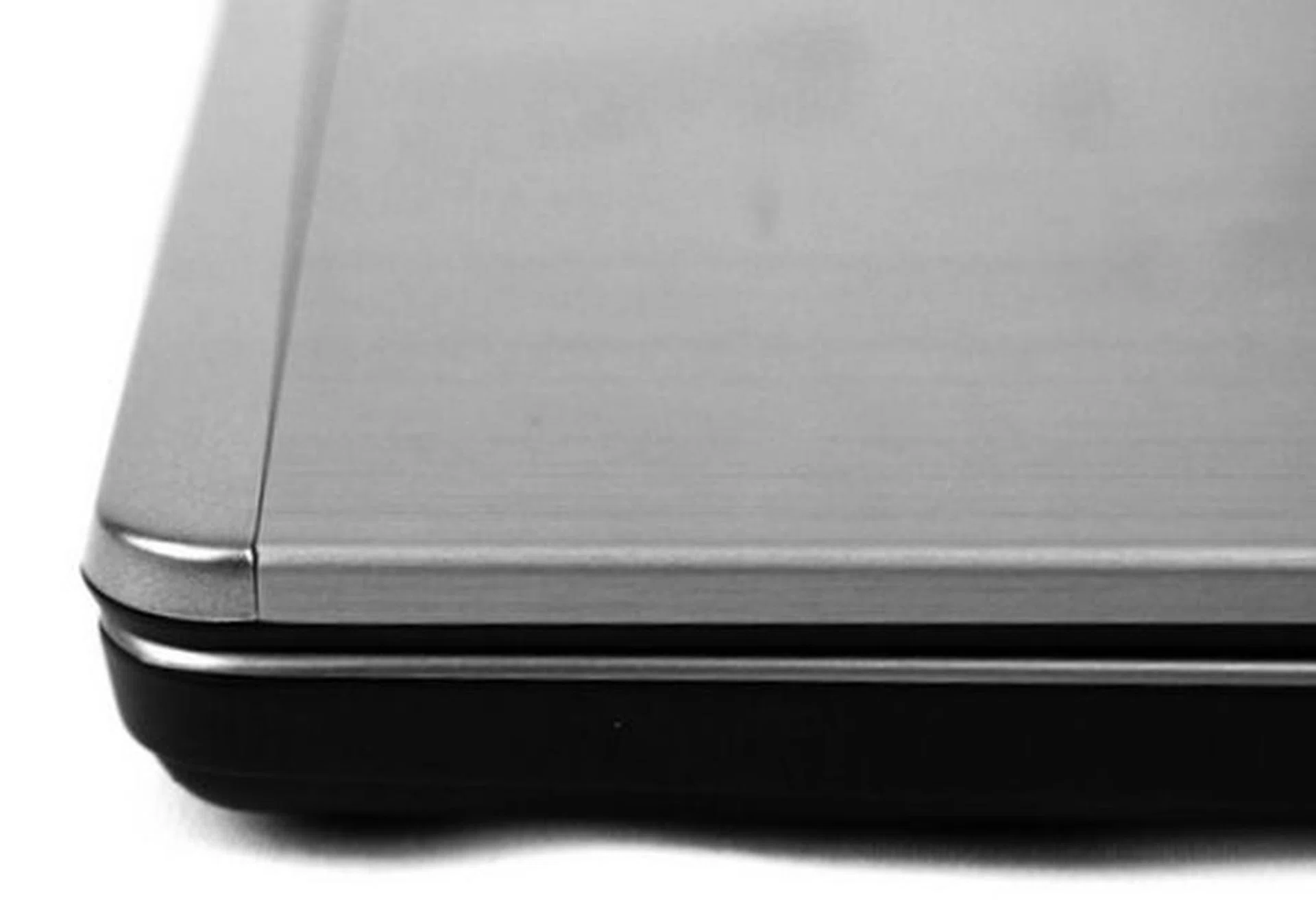 The edges and corners are nicely rounded, making sure that typing on the keyboard or holding the machine in your hand is comfortable. 