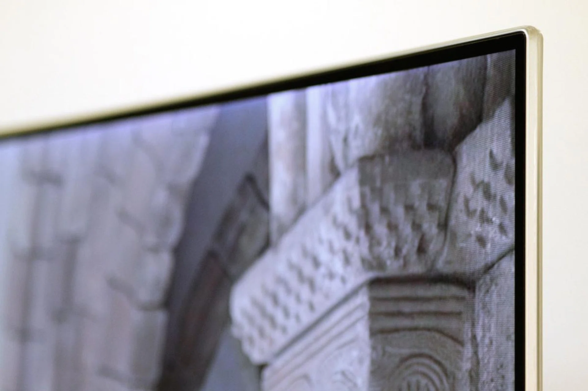 The picture doesn't go exactly edge to edge, but a 6mm black border is still very thin.