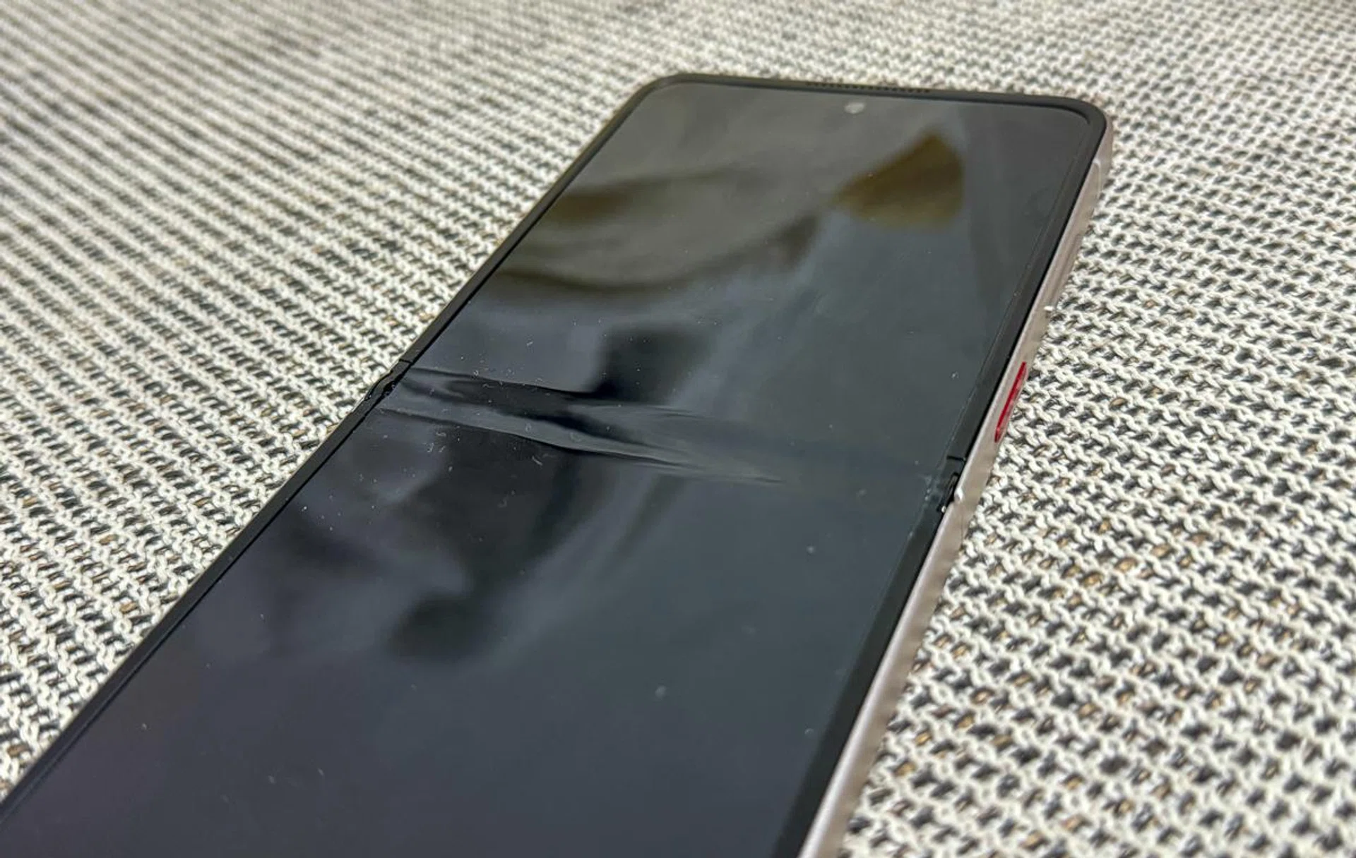 The crease is pretty obvious from an angle.