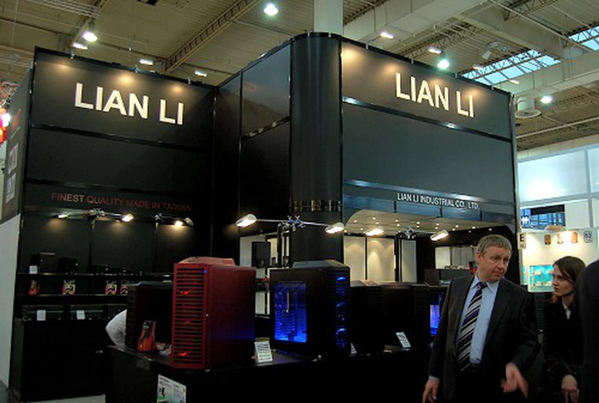  Several new casings were spotted at Lian Li's area as well, so let's take a closer look.  