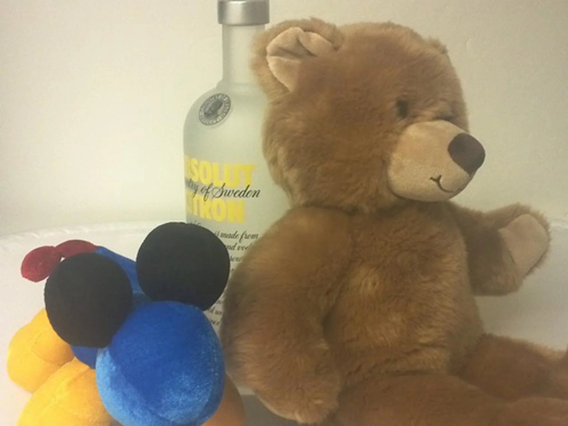 The camera did not manage to capture fine details, and we spotted aggressive compression artifacts along the edges of objects.