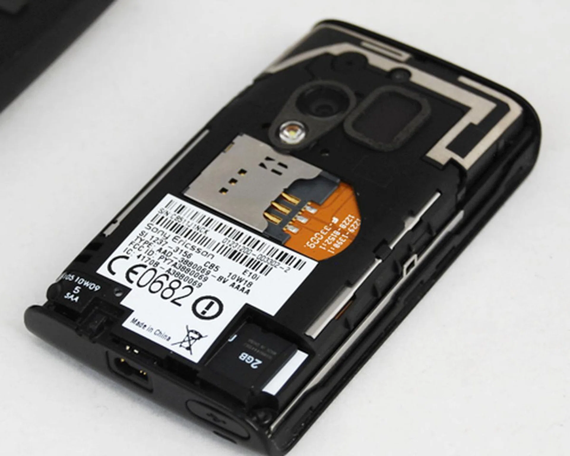 ...revealing the microSD and SIM card slot. And a non-removable battery, which means you'll have to constantly charge the X10 mini or hope you are able to survive on the single charge for the day.