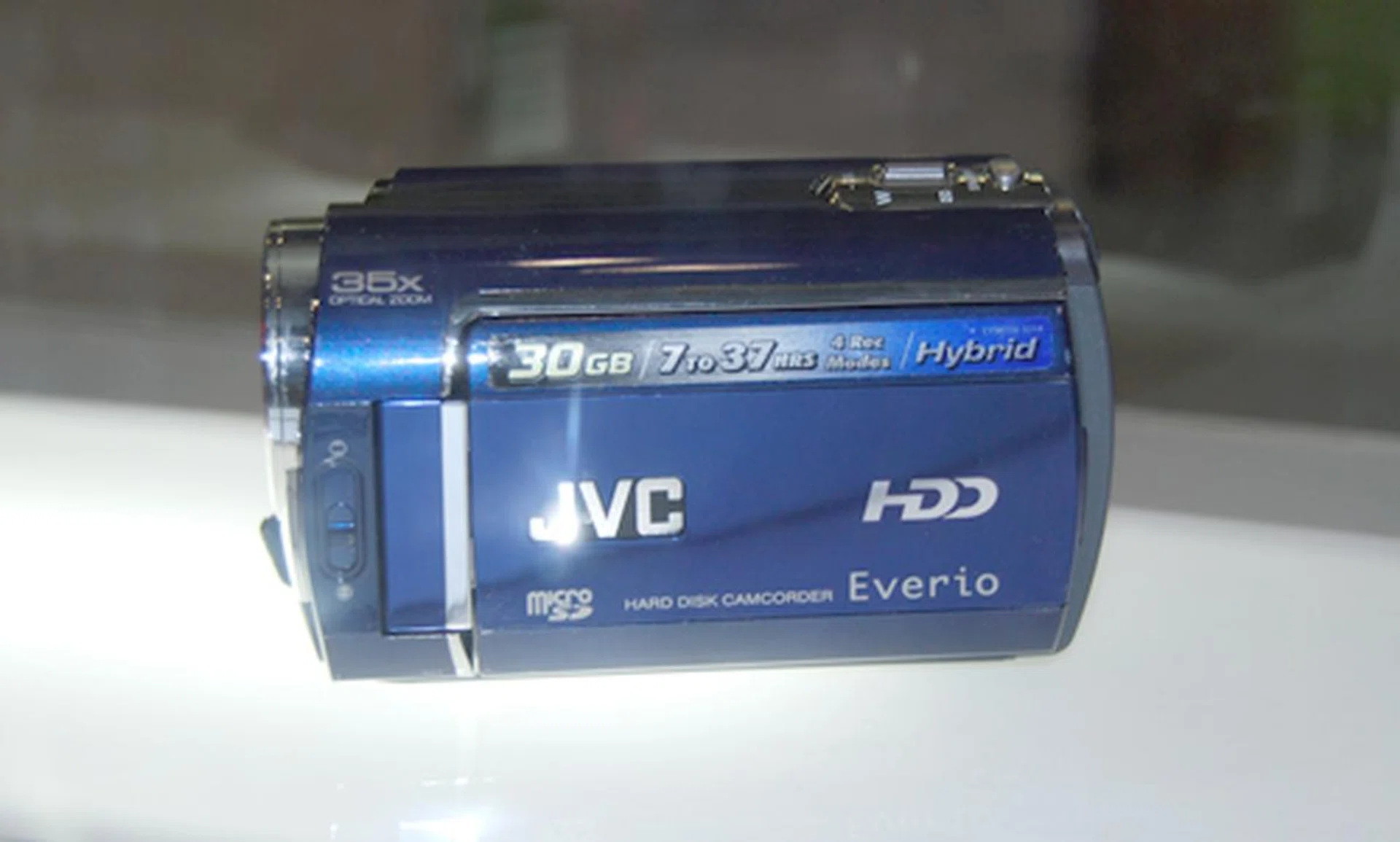  Mention JVC, and you'll be thinking of camcorders, so here we have the JVC Everio GZ-MG330, a 30GB HDD camcorder with 35x optical zoom, Konica Minolta lens and a built-in video light, priced at S$799.  