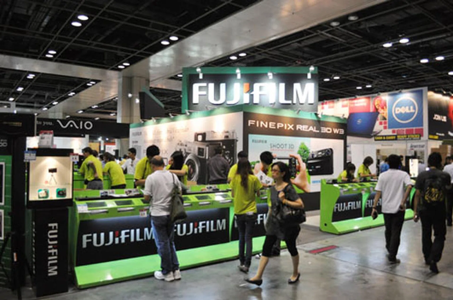 Fujifilm is right in front of the central entrance of the central hall on the fourth floor. Camera enthusiasts will appreciate how easy the booth is to find, as the long-awaited much-anticipated Fujifilm X100 camera is making its debut at the IT Show!