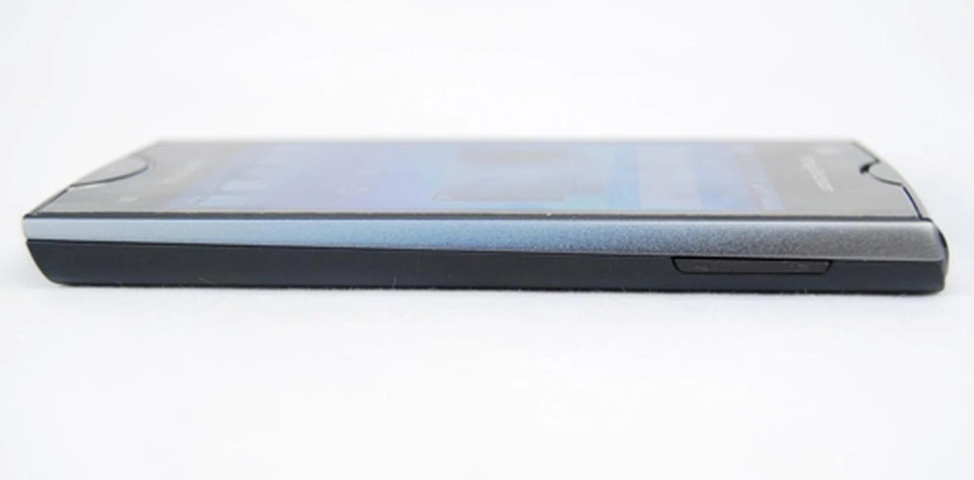 The syndrome of the small buttons:  the volume controls on the right side are much too minute for comfort. Note the slant that goes through the middle of the phone - the Ray's namesake comes from this unique design.  