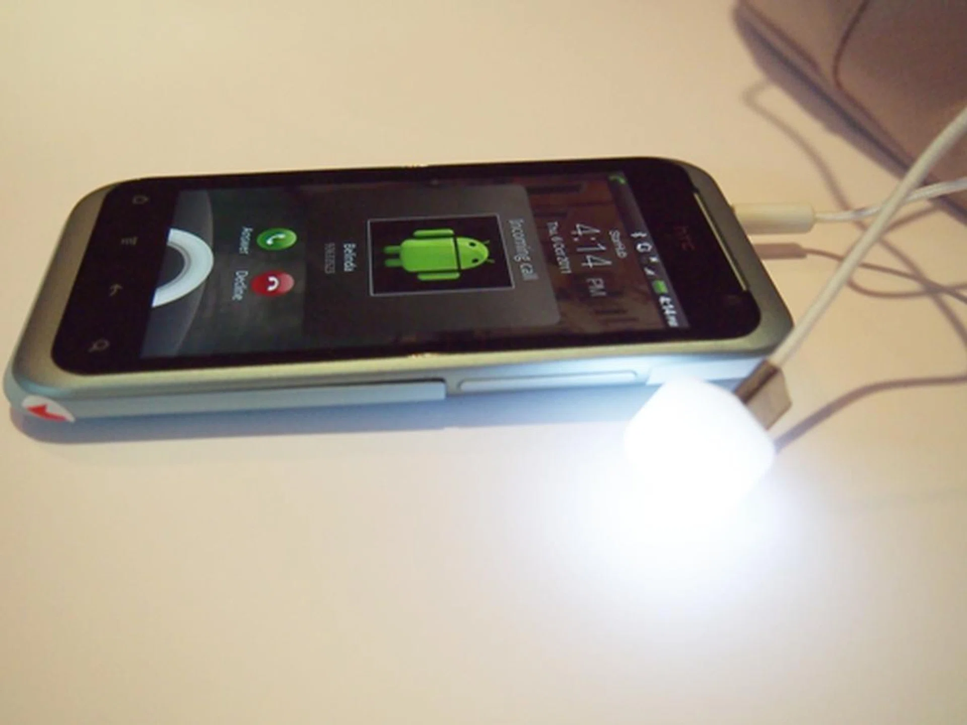 Connect the Charm to the Rhyme's 3.5mm jack and voila, the light-emitting cube acts as a notification light of sorts. Dangling from a cord, the Charm is meant to be clipped on to the outside of your bag so that you can be easily alerted to activity on your phone even while it's buried deep with your belongings.