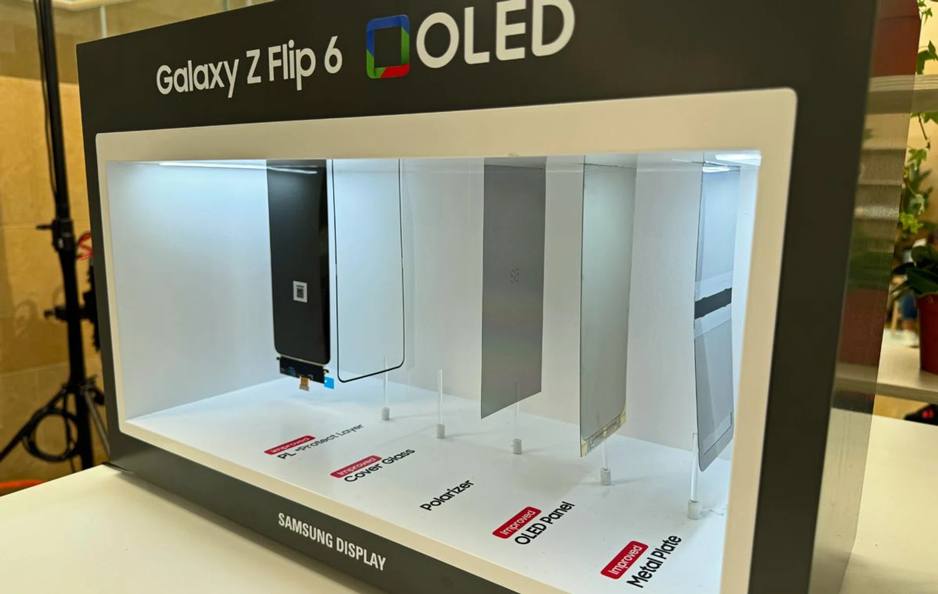 The layers of display and panel protection on the Galaxy Z Flip6. Photo: HWZ.