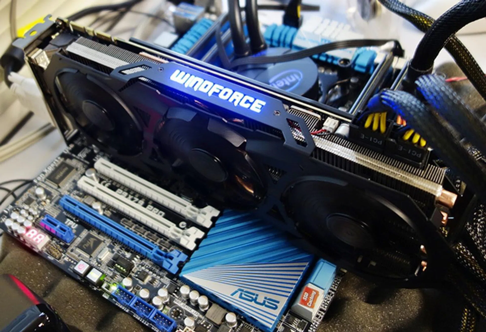 It's Windforce proud! The fan shroud has a LED housing for lighting effects.