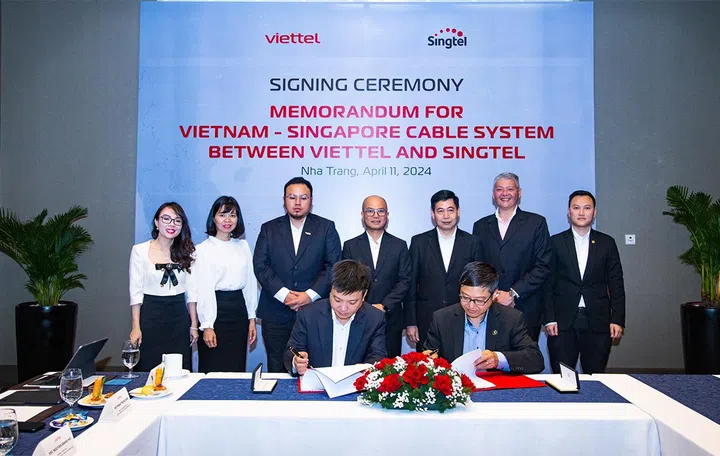 (Seated, L to R): Mr Nguyen Manh Ho (Viettel) and Mr Ooi Seng Keat (Singtel).