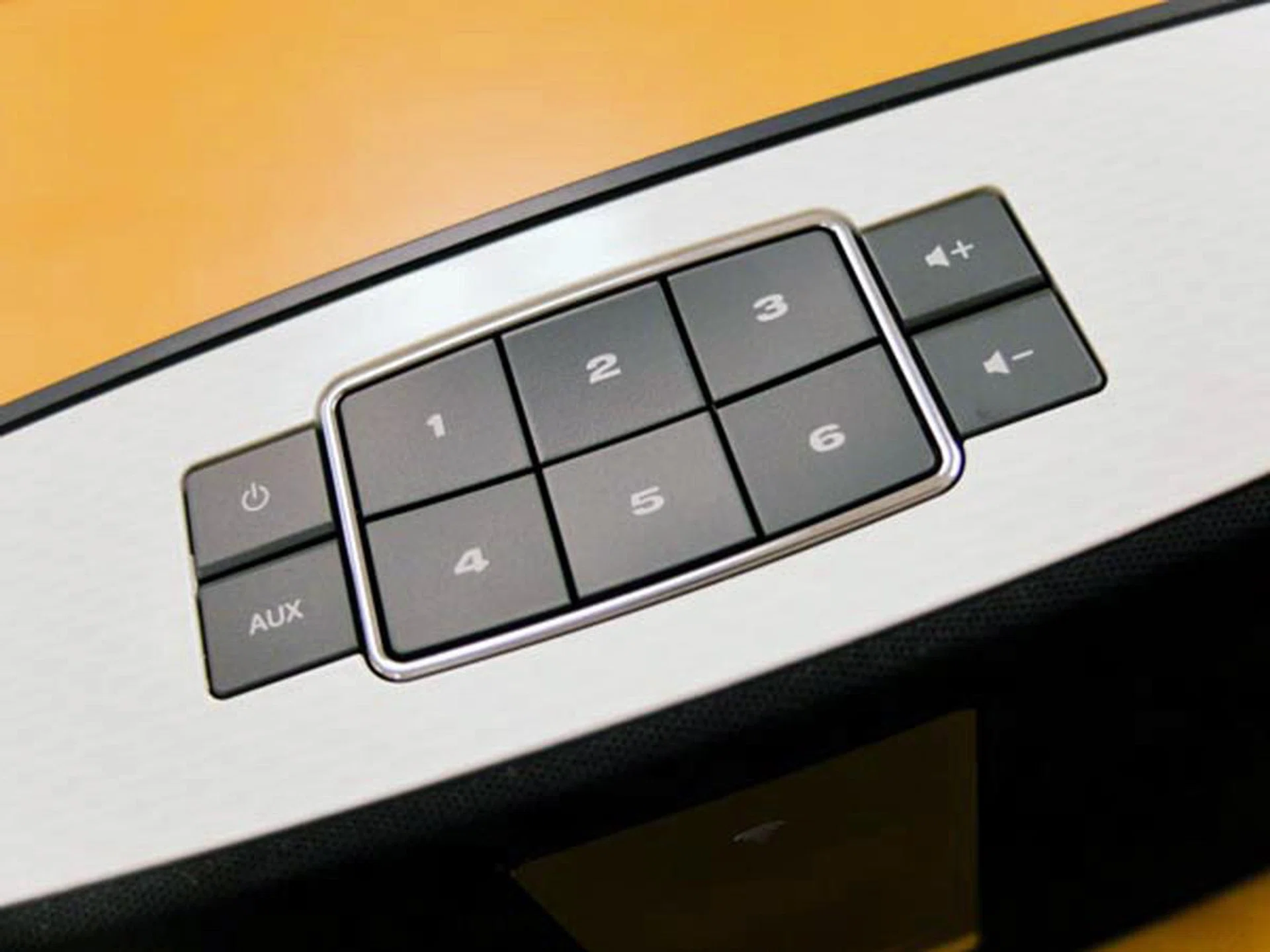 Easy access to all your preset stations via the control panel on top.