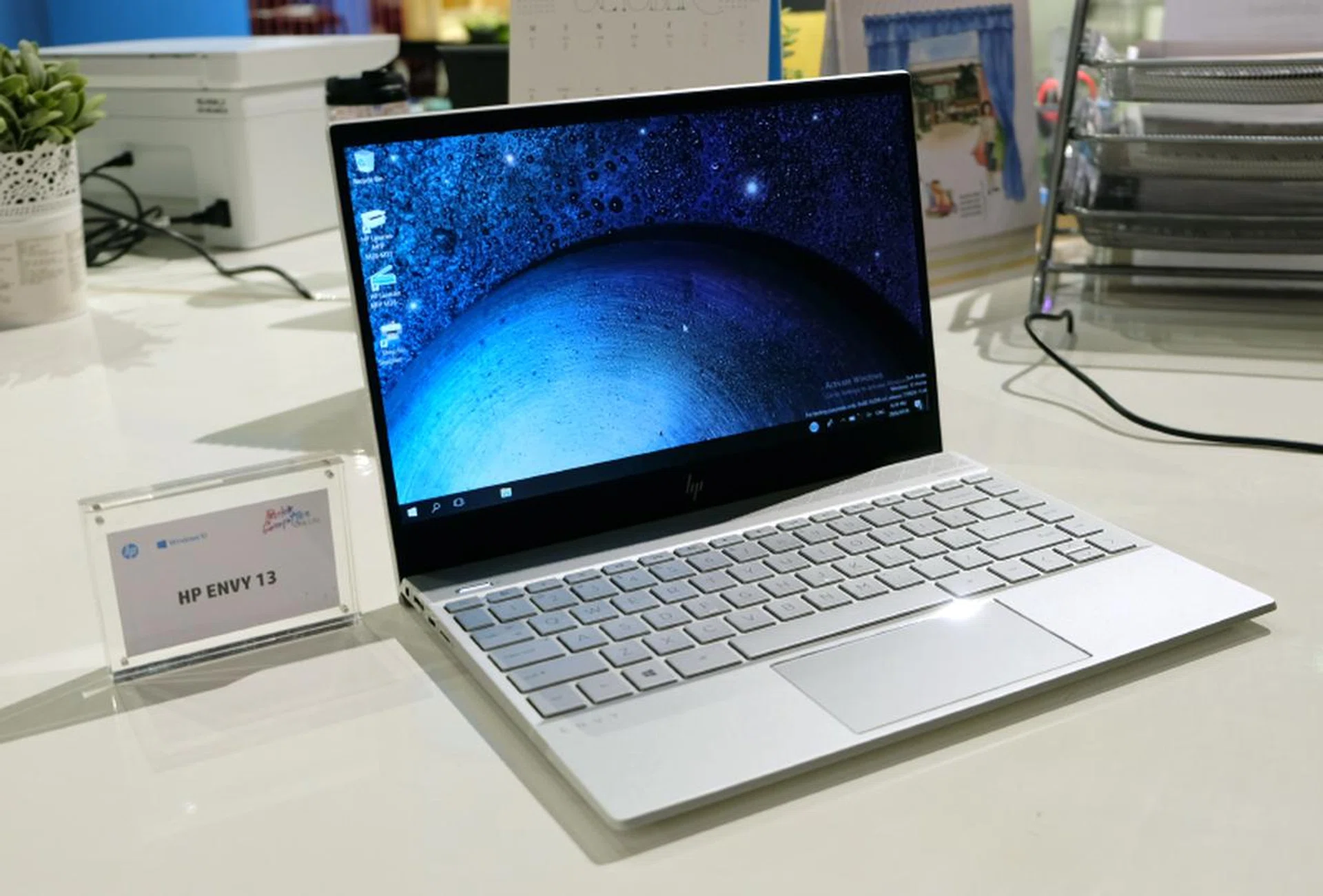 Despite its mainstream positioning, the Envy 13 comes with premium features like an all-aluminum chassis, a thin and light design, and even optional discrete graphics.