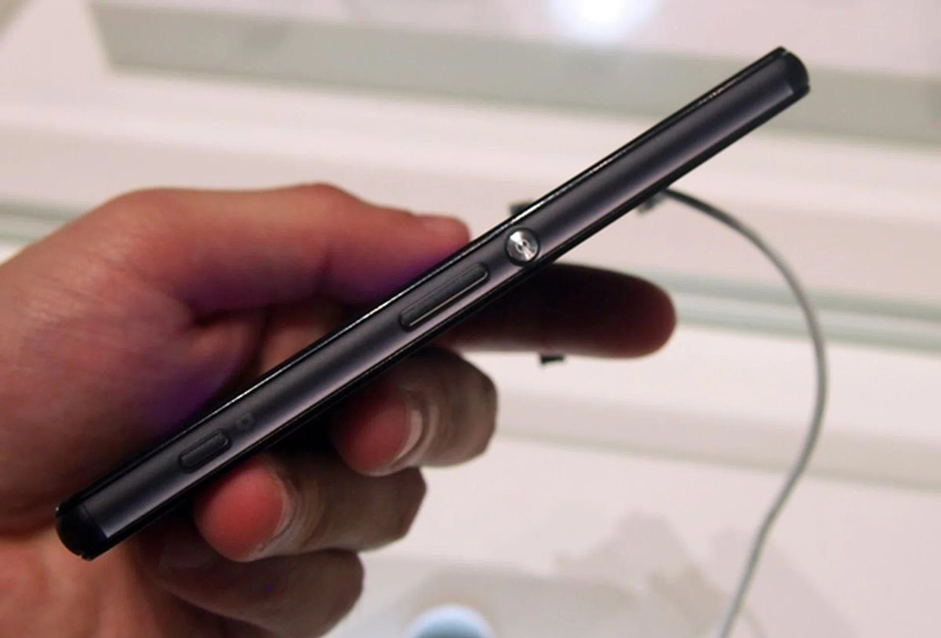 You see the signature aluminium power button on the right side and below it are the volume controls and camera shutter button.