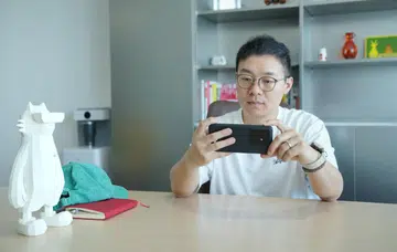 Realme's CMO Chase Xu pretending to play mobile games on an unnamed Realme handset, per his teaser image. Photo: Realme.