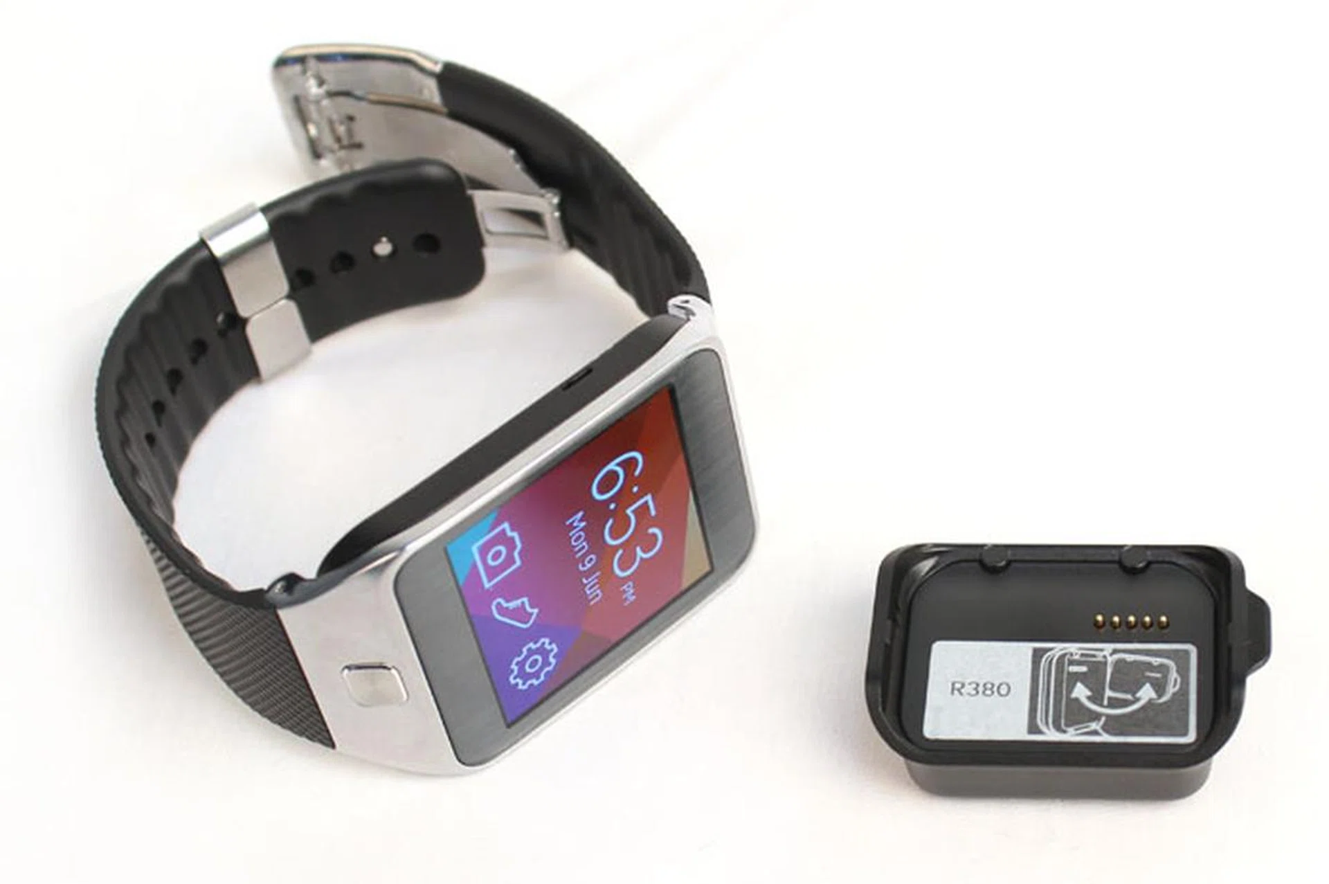 It's worth noting that, while they look the same, the Gear 2 and Gear 2 Neo actually use slightly different charging clips. The Neo takes the R381 model.