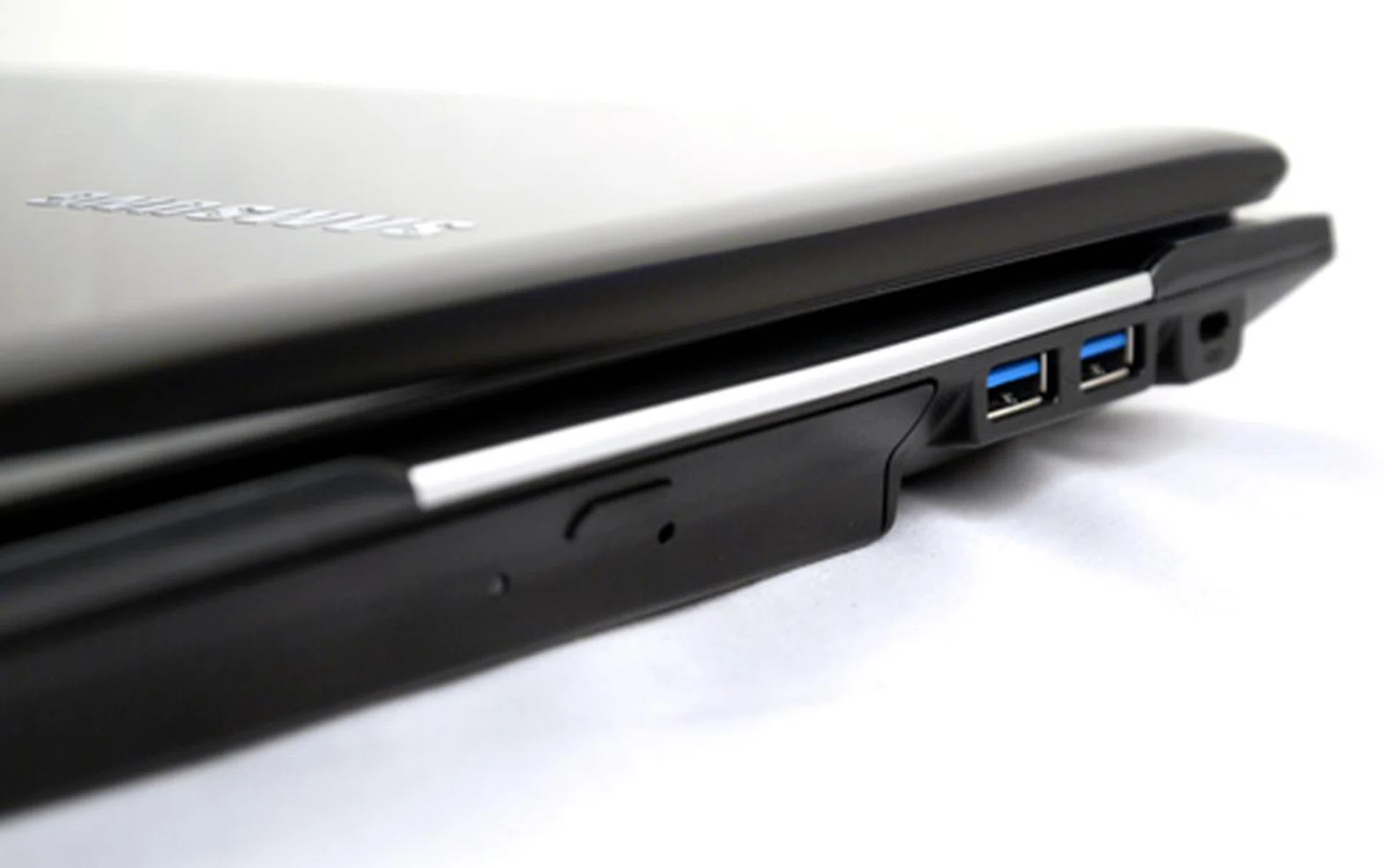 Although USB 3.0 peripherals aren't too widespread at this stage, it's good to know that Samsung has future-proofed its hardware with two USB 3.0 slots apart from its USB 2.0 offerings. Unfortunately, the RF510 does not feature a Blu-ray drive despite its industrious components.