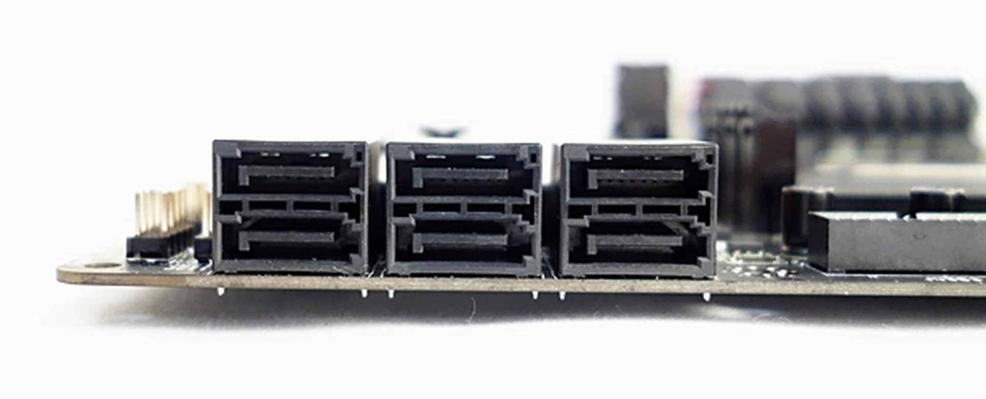 The six SATA 6Gbps connectors of the MSI Z87M Gaming motherboard.