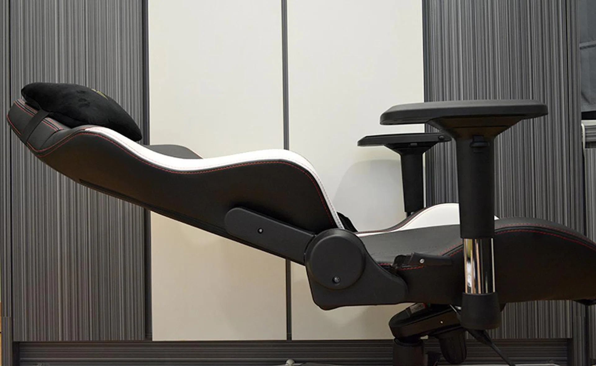 When the tilt mechanism is locked, the chair can recline up to 155°.