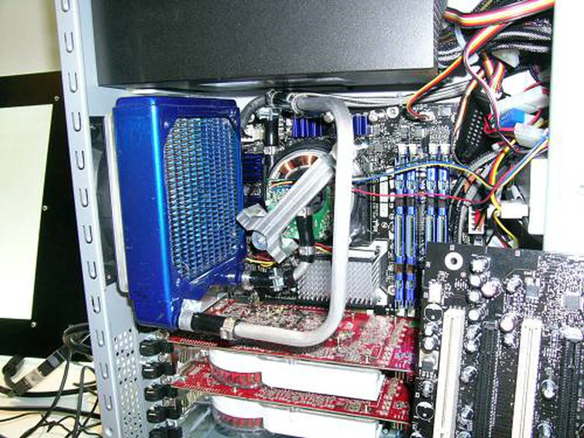 Intel was still showing a work-in-progress variation of their Advanced Liquid Cooling Technology, which is supposed to be a cost effective liquid cooling solution and not something that's for the ultimate enthusiast.