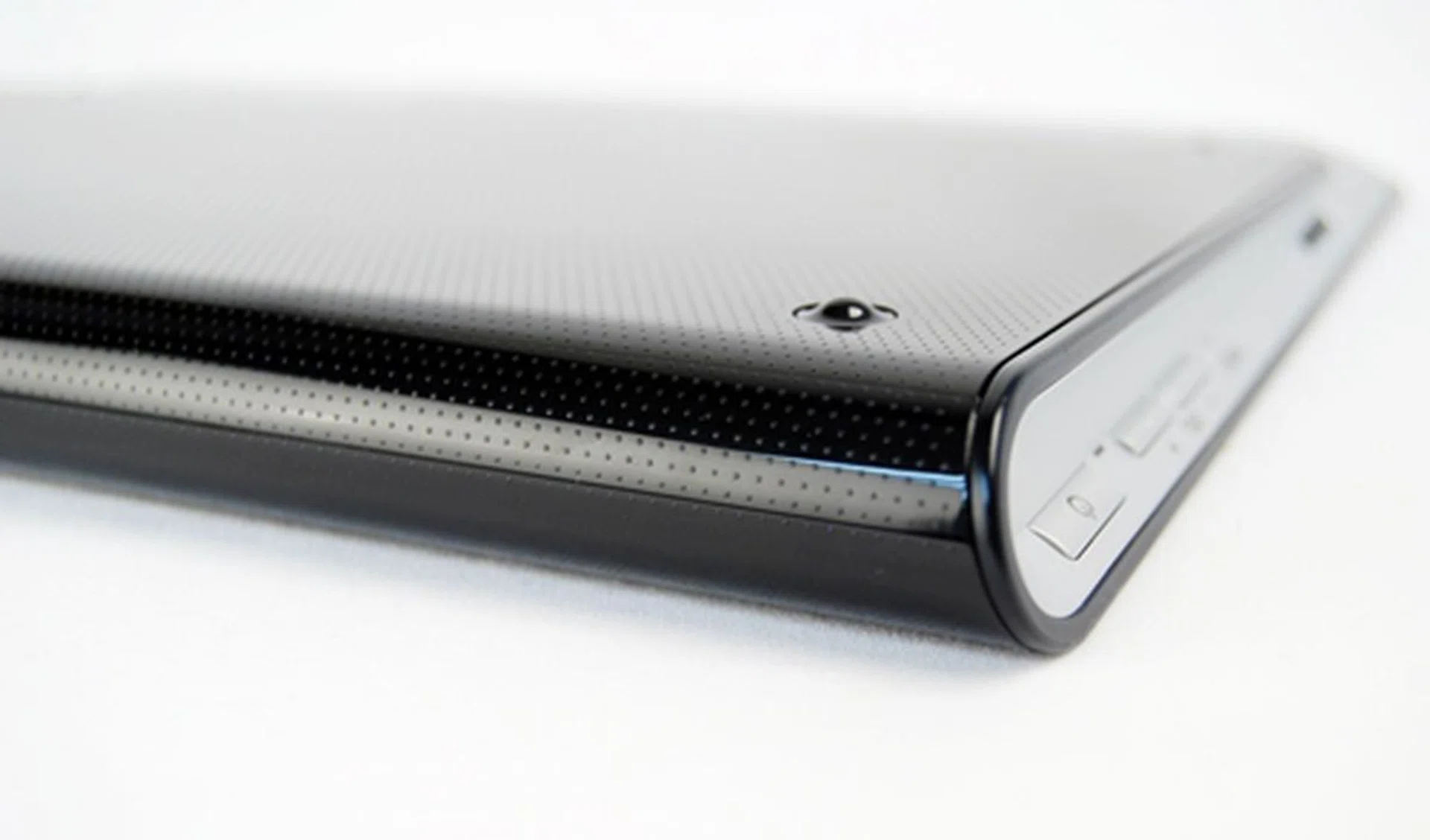 The dotted texture on the curved edge helps you have a better grip of the Tablet S, especially when it is designed to be used with one hand.