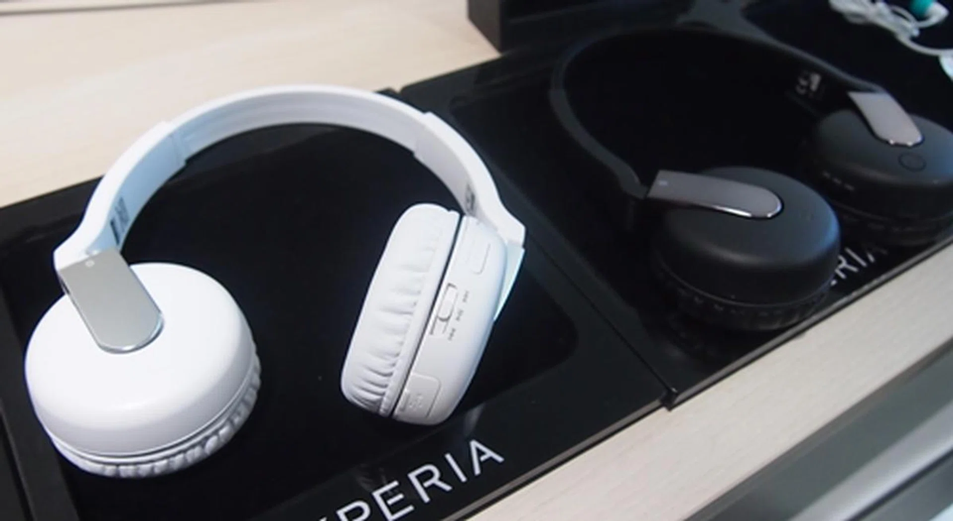 The Wireless Headset DR-BTN200M comes in two colors: black and white.