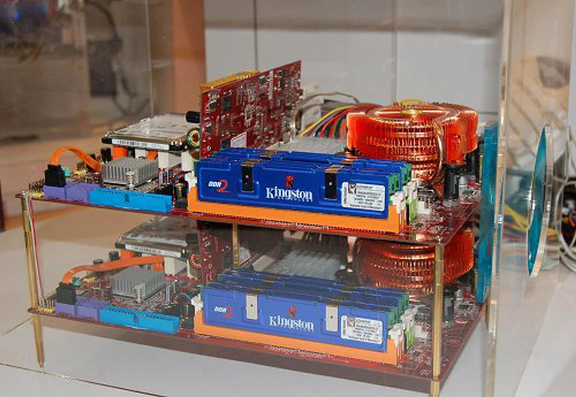 No gimmicks whatsoever; what you see here are two complete Intel P965 + Intel Core 2 Duo systems running at 2.66GHz and powered by just one PSU!