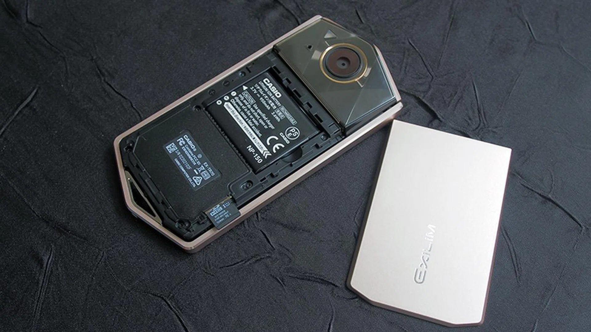 Battery and microSD card slot can be accessed when you remove the rear cover of the TR70.