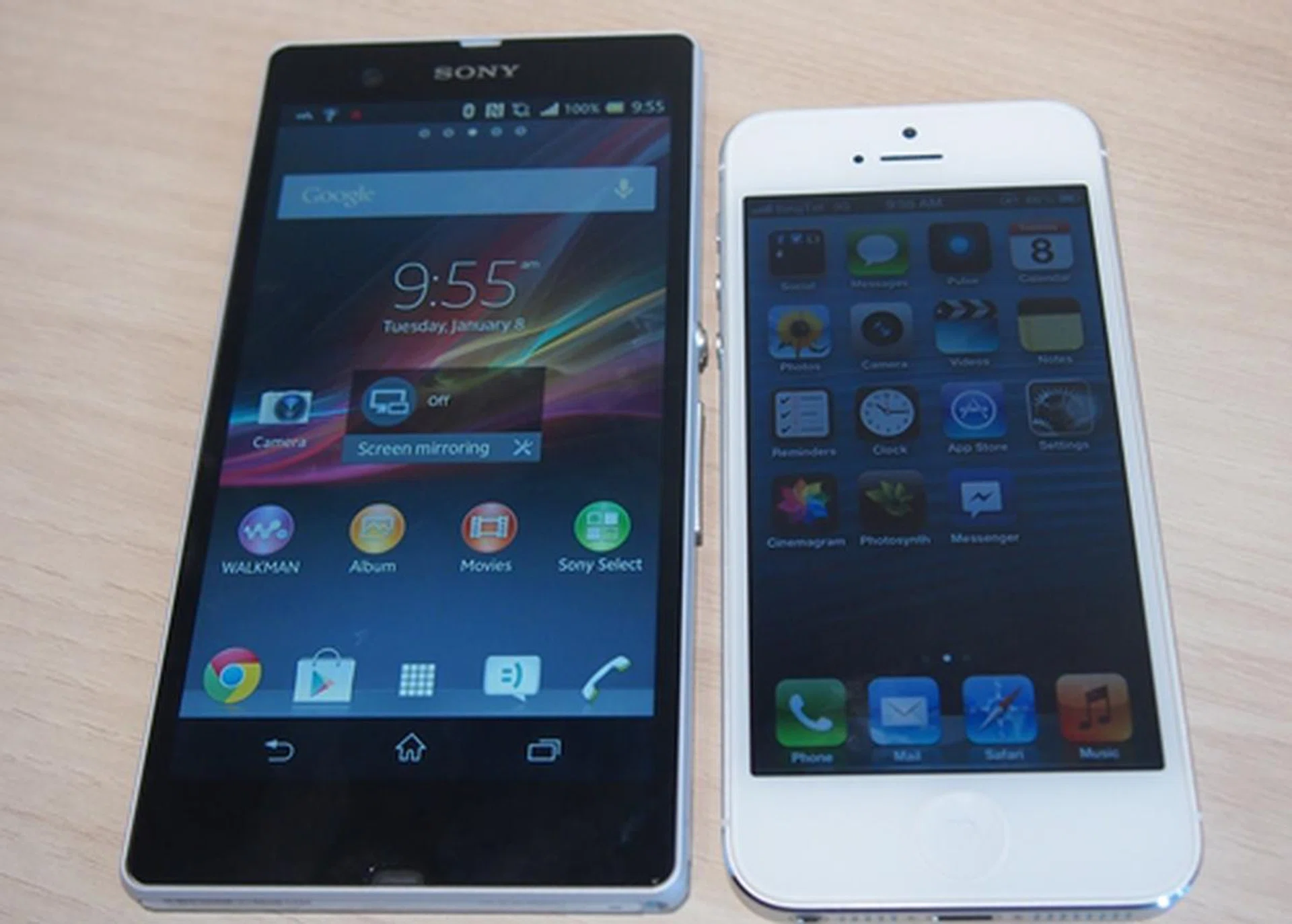 While some consumers may find it easier to use the Apple iPhone 5 (right) in one hand, we are willing to sacrifice a bit of usability for extra real screen estate on the Sony Xperia Z (left).