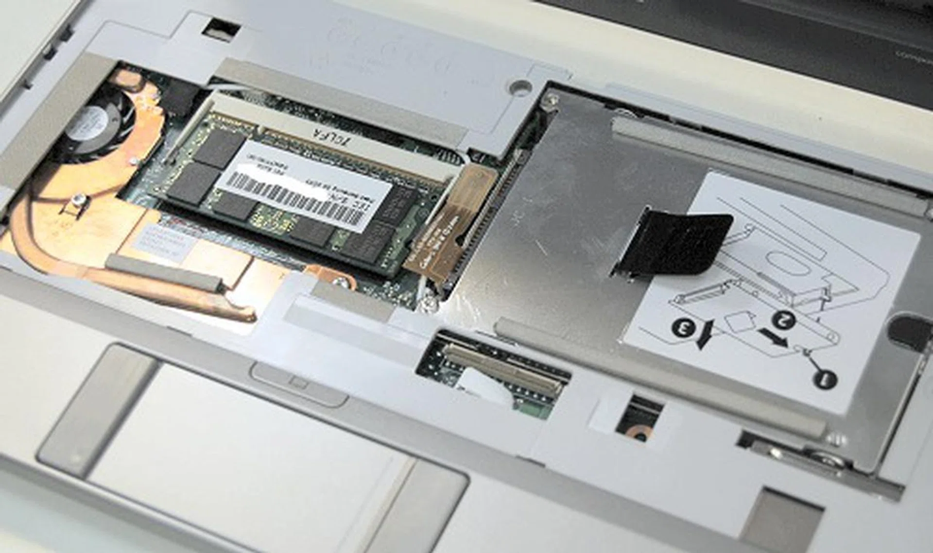 Here's an inside look at the Mini-Note, which was as far as we could get without physically damaging the Mini-Note. On the right, you'll see the 7200RPM 160GB HDD, and on the left, heat pipes cool both the CPU and chipset (which explains why the left side is so hot) and the 2GB RAM module. Oh and by the way, don't do this at home if you don't wish to void your warranty!