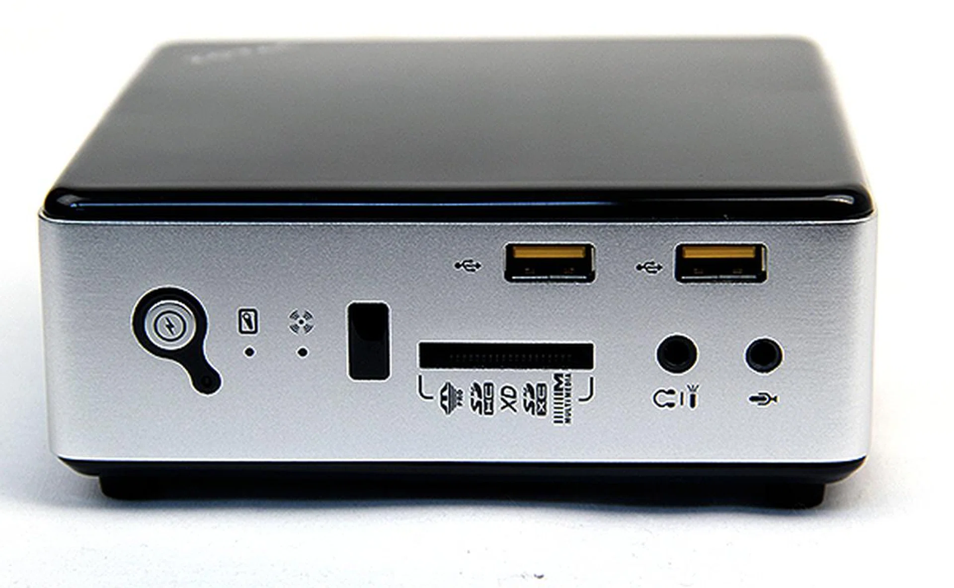 Up front, there two USB 2.0 ports, a multi-format memory card reader, headphones and microphone jacks, and an IR sensor for universal remote controls.