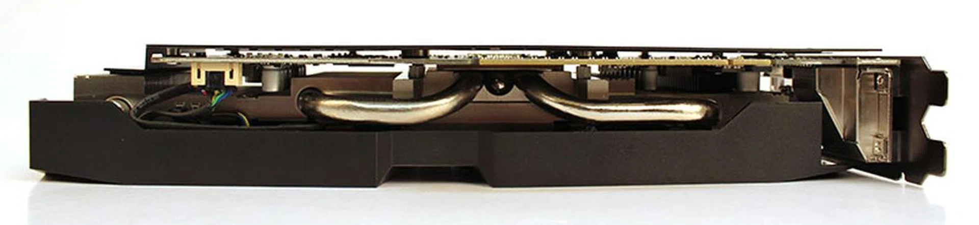 The card sports two 8mm heatpipes and an additional 10mm heatpipe running perpendicular to the camera.
