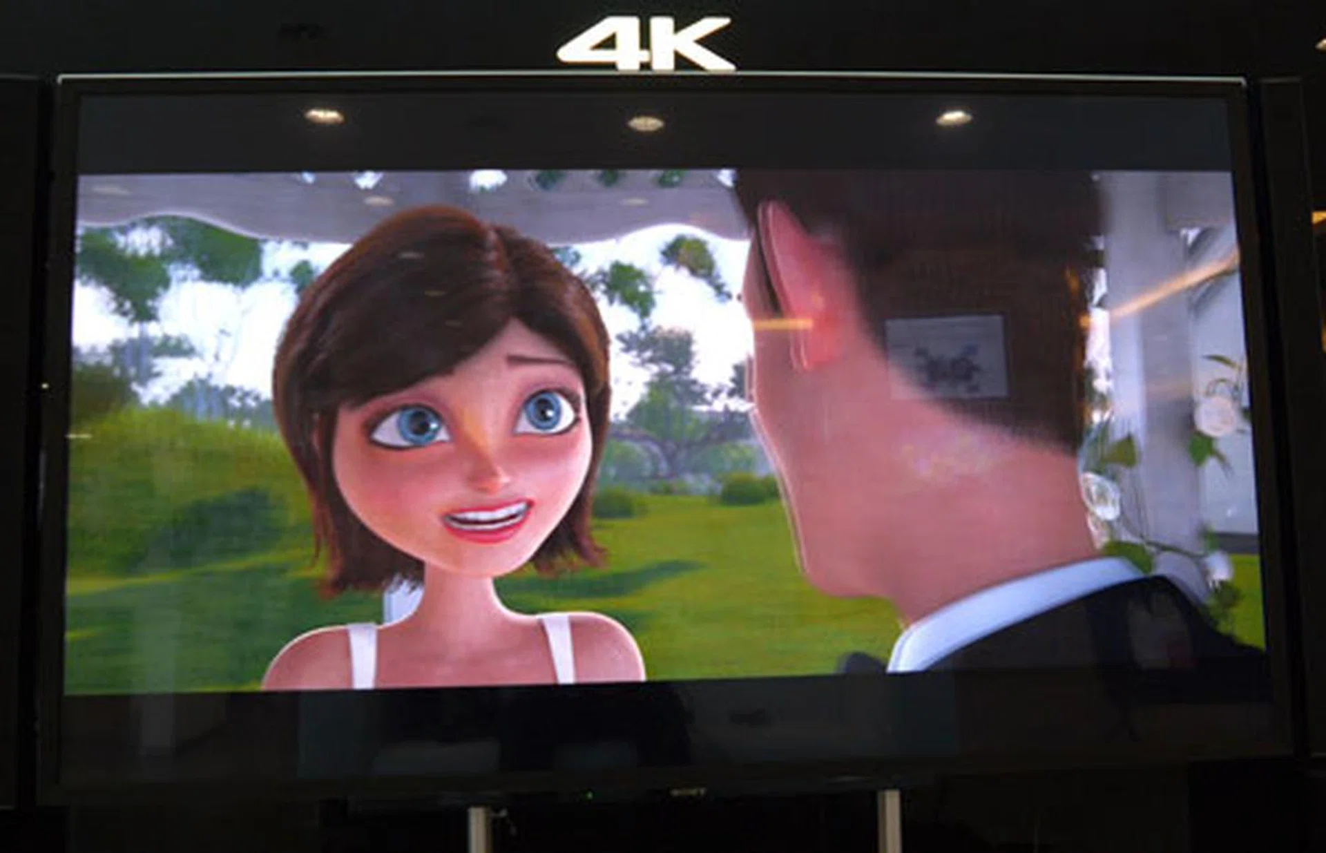 Watching a 3D movie on the X9000 proved to be a deeply engaging experience, credit to its vivid production and ample stereoscopic depths. The polarized lenses also ensure lesser eye fatigue. 
