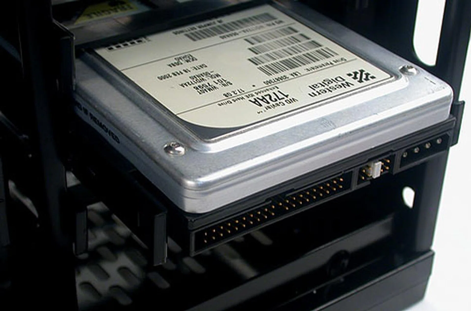 The 3.5-inch drive bay installed with a typical HDD (yes, it's an old drive on purpose). Vibration dampening materials are present in the tool-free mechanism.