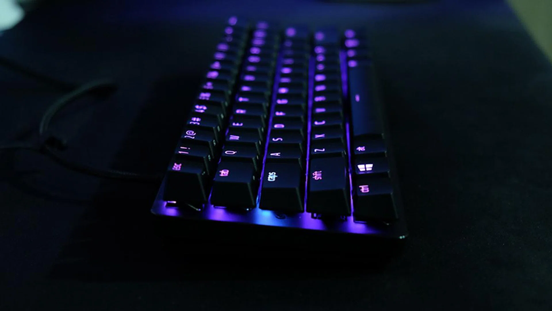 The keyboard features an aluminum top plate. 