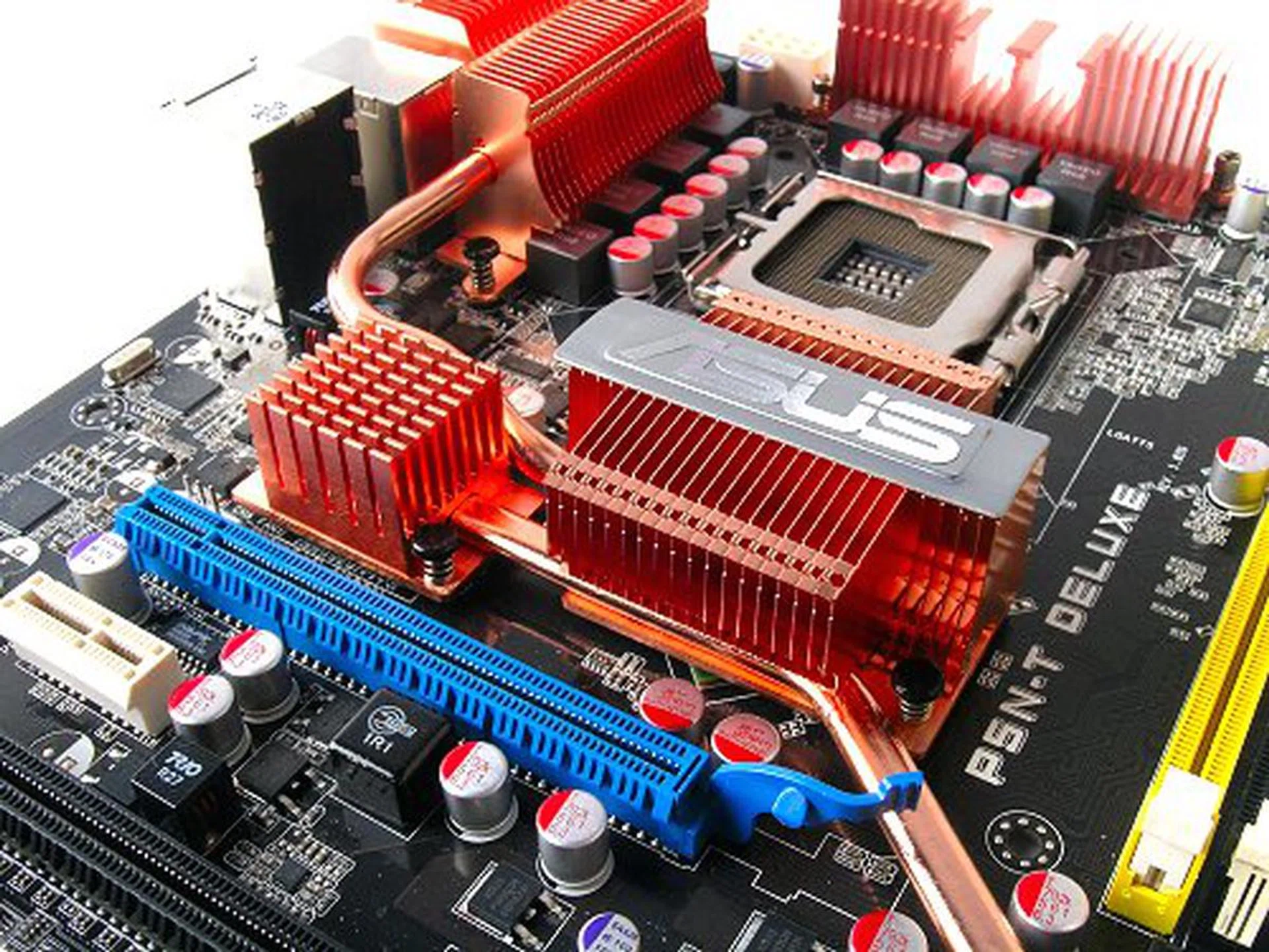 Even with an additional chip, ASUS keeps the cooling compact.
