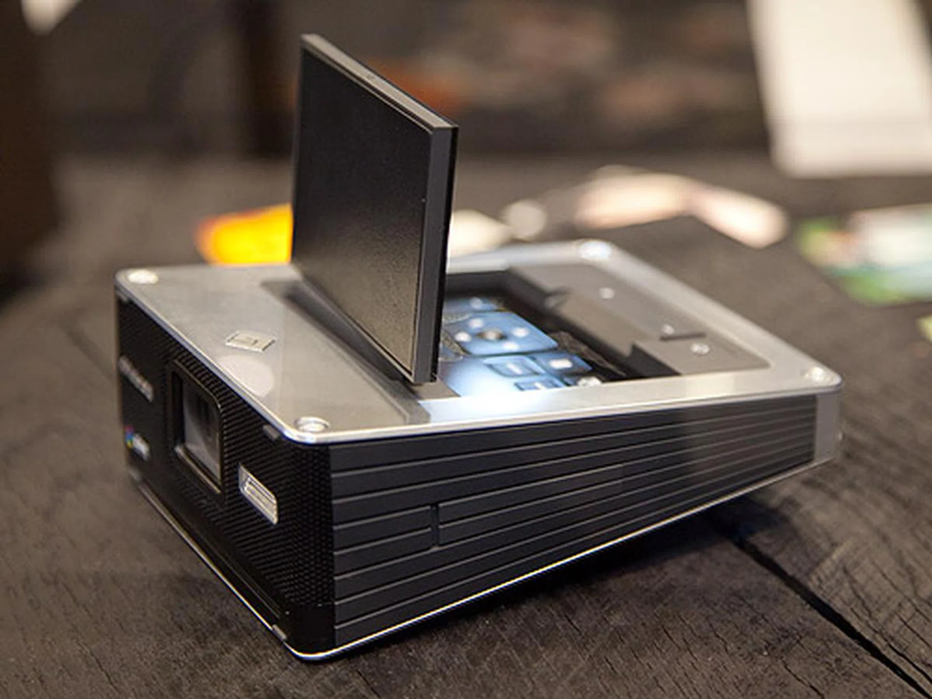 For those who prefer the classic Polaroid instant camera, the new GL30 Instant Digital Camera comes with the ZINK printer which instantly produces photographs for that authentic and classic Polaroid experience. 
