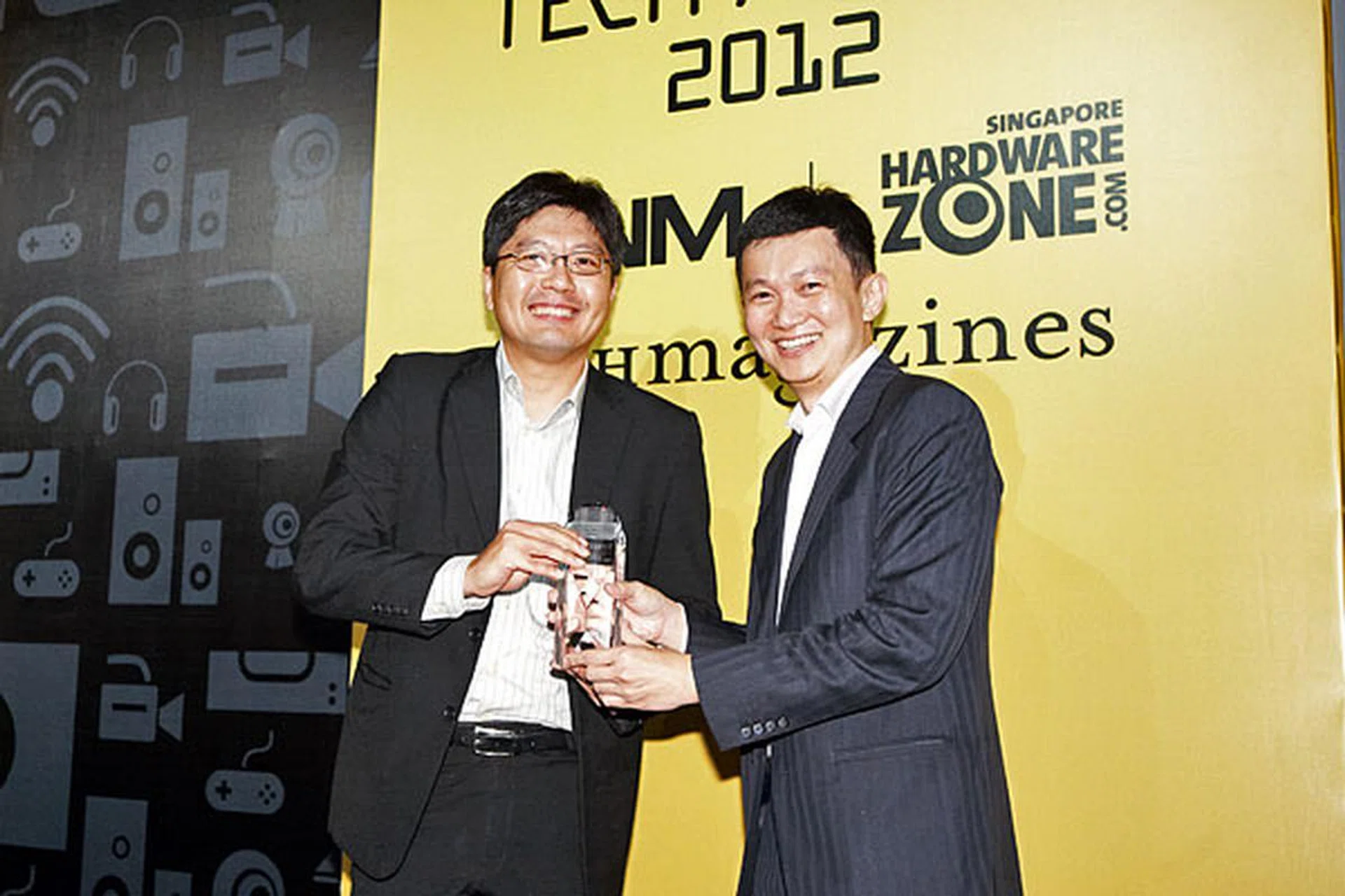 Fuji Xerox won the Editor's Choice award for Best SOHO Mono Laser/LED MFP and Reader's Choice award for Best LED Printer Brand. Accepting the awards was Mr. Vincent Sim, General Manager for ASEAN, Fuji Xerox Asia Pacific.