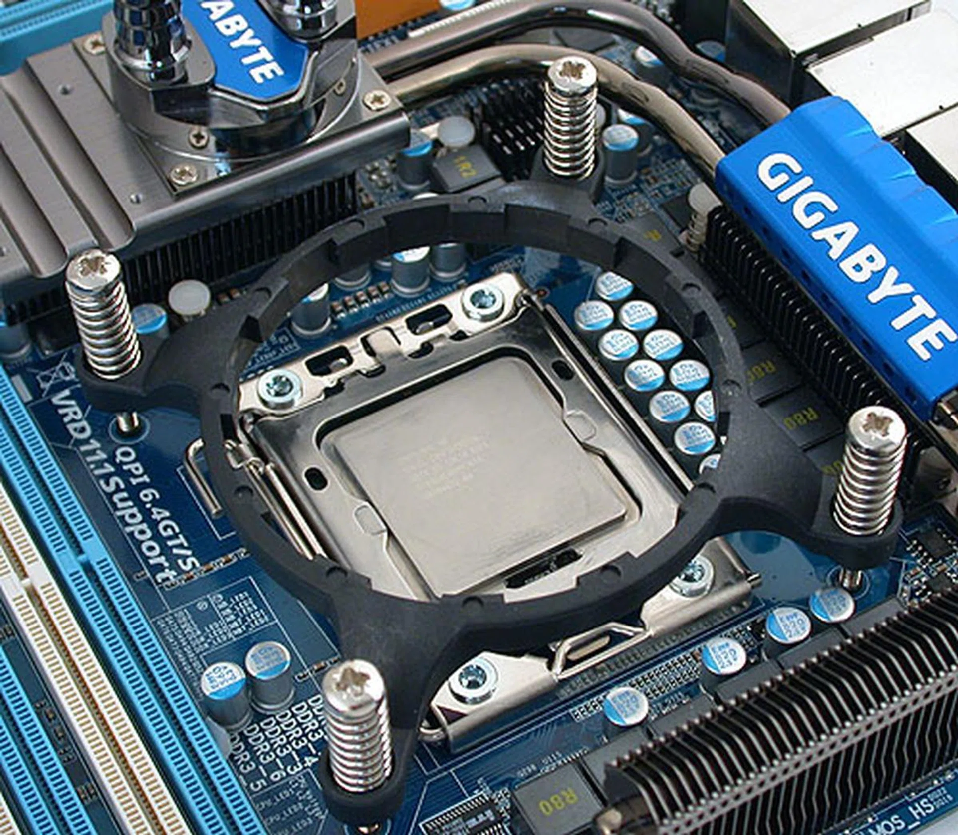 After fixing the backplate, you can now install the circular retention bracket by lightly screwing it to the backplate. 